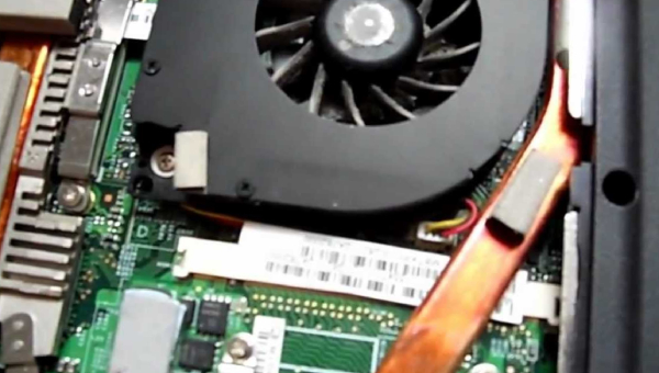 Вид вентилятора (кулера) Acer в разобранном ноутбуке